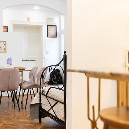 Вилла 5* Noble House In Historic Center Клуж-Напока Экстерьер фото