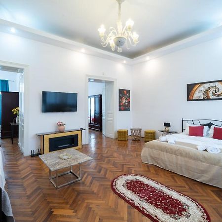 Вилла 5* Noble House In Historic Center Клуж-Напока Экстерьер фото