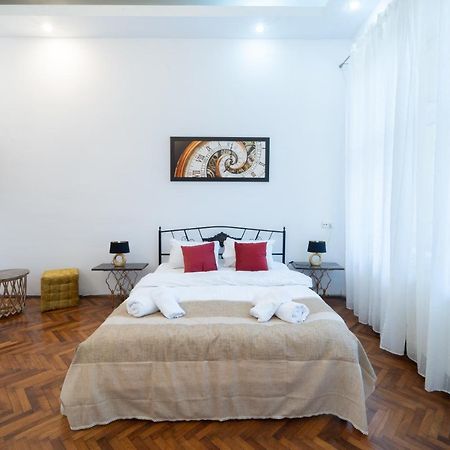 Вилла 5* Noble House In Historic Center Клуж-Напока Экстерьер фото
