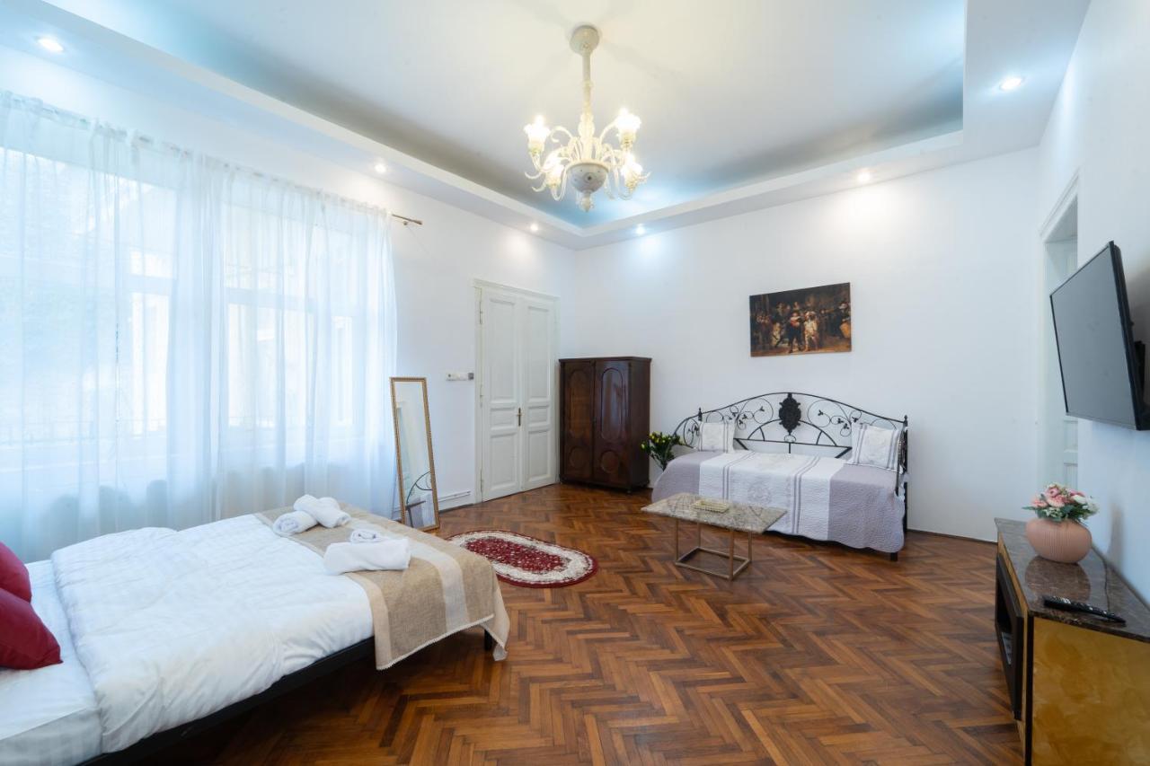 Вилла 5* Noble House In Historic Center Клуж-Напока Экстерьер фото