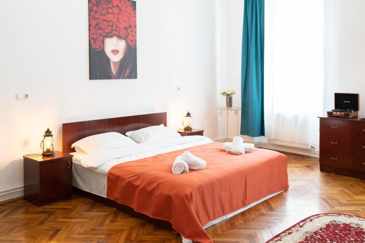 Вилла 5* Noble House In Historic Center Клуж-Напока Экстерьер фото